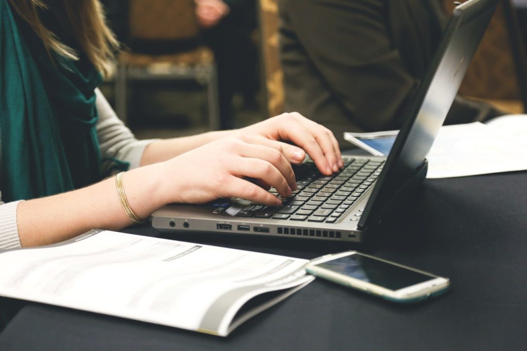 Las mejores herramientas para ayudarte a escribir ensayos (sin hacer trampa)
