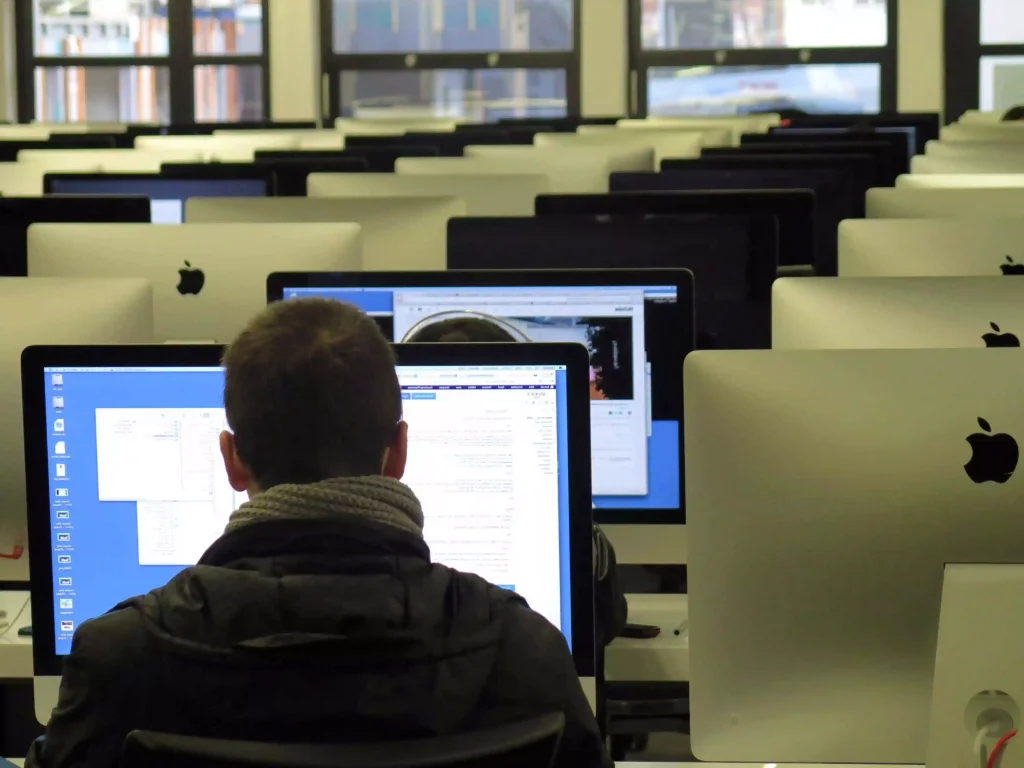 Formación profesional vs universidad: ¿qué opción gana más dinero?